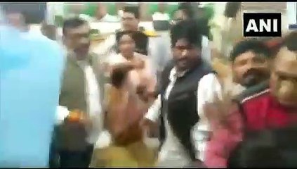 Video: बैठक के दौरान आपस में ही लड़ पड़े कांग्रेसी, महिला नेता भी थी मौजूद
