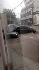 Diluvio en Catamarca: autos y vehículos son movidos por la fuerza del agua