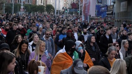 下载视频: Covid-19 : d’Irlande au Brésil... un week-end de manifestation contre les restrictions sanitaires