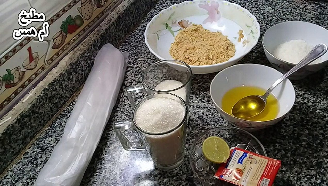 عملت رول الجولاش بتاع المحلات بحشوة المكسرات وصوص الشيكولاتة الطعم بجد روعه