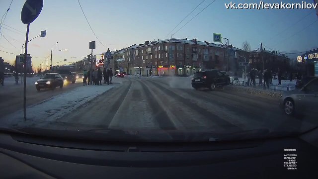 SUV Loses Control and Hits Traffic Light