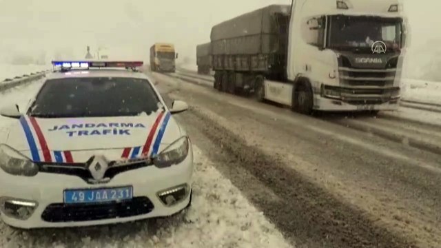 MUŞ - Jandarma ekipleri kar nedeniyle güçlük çeken sürücülerin imdadına yetişti