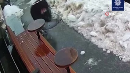 - Ukrayna’da yolda yürürken başına buz kütlesi düştü