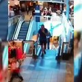 Il fait caca en marchant dans un centre commercial et un autre homme glisse dessus.