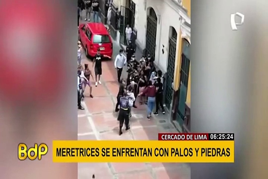 Cercado de Lima: trabajadoras sexuales se enfrentan con palos y piedras por clientes