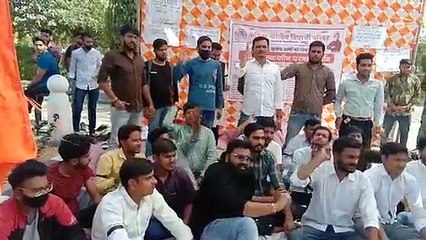 हाथ में काली पट्टी बांध कर जताया विरोध