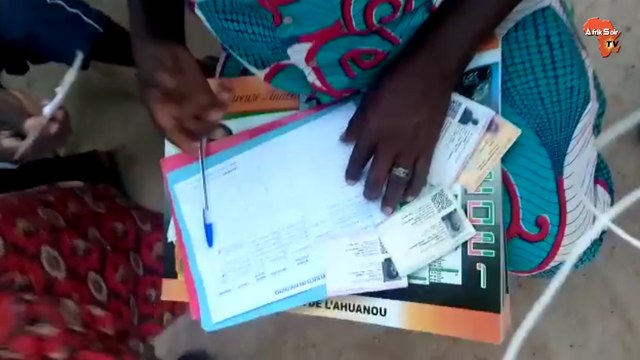 Côte d'Ivoire : Des individus collectent des cartes d'électeurs à Arrah
