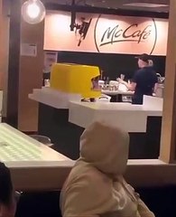 McDonald's : un enfant pète un câble et s'en prend à une employée