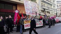 ATİNA - Doktorlar ve sağlık çalışanları, Sağlık Bakanlığı binası önünde protesto gösterisi düzenledi