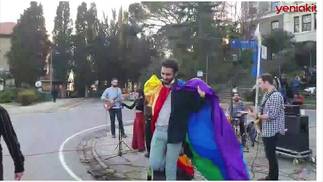 Boğaziçi Üniversitesi'nde ahlaksızlık! Ellerinde içki şişeleri ile rektör istifasını istiyorlar