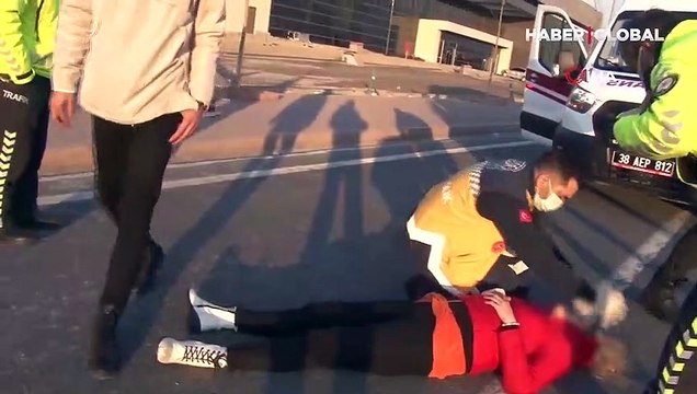Genç kız hareket halindeki araçtan atladı