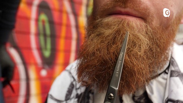 Reportage - Dans la rue, il coiffe gratuitement les sans-abris