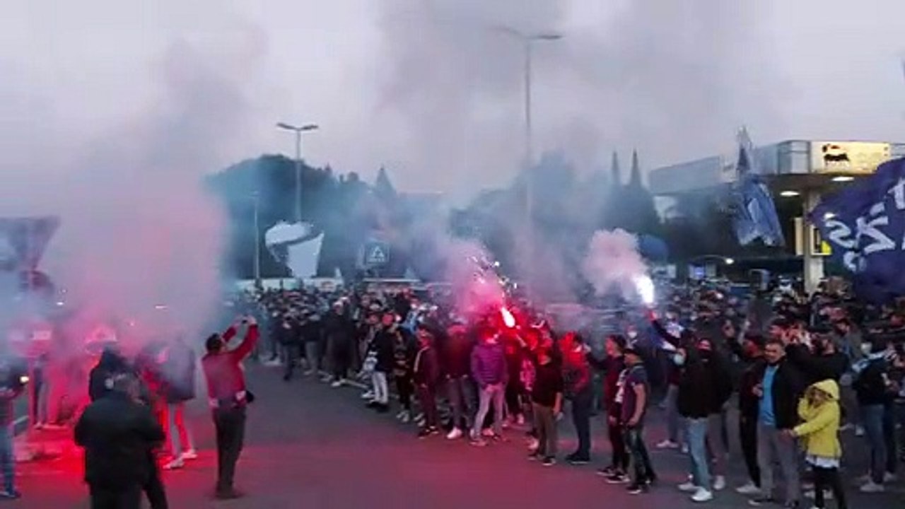 Lazio - Bayern Monaco, la carica dei tifosi a Formello