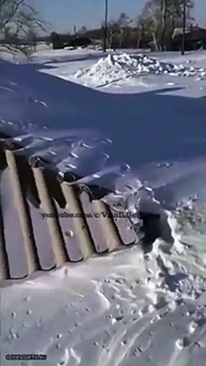 Voilà comment on entre dans sa maison en hiver en Sibérie ! pas simple