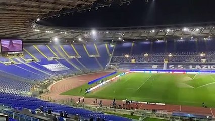 La cantante Mizet intona l'inno della Lazio prima del fischio d'inizio