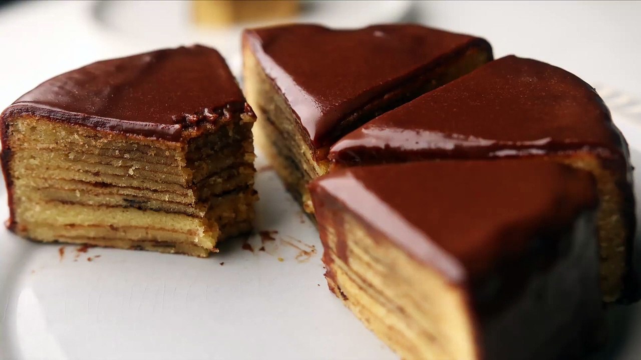 طريقة سهلة لعمل كيكة الشجرة (كيكة الطبقات) مع جناش شوكولاتة لذيذ!