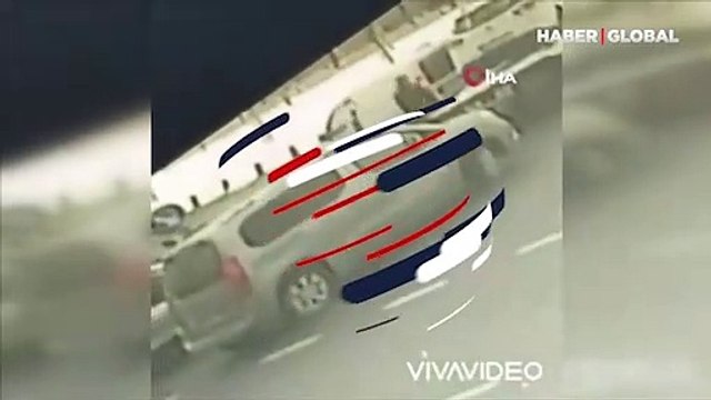 Kavgayı fırsat bilen hırsızın telefonu çaldığı anlar kamerada