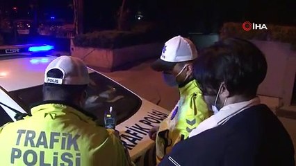 Kadıköy'de kısıtlamayı delip kaza yapan gençlerden gazetecilere 'sapık ruhlusunuz inşallah yaşamazsınız' tepkisi