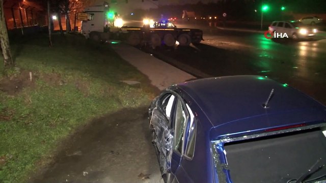 Dorsesi Üst Geçide Çarpan Hafriyat Kamyonu Karşı Şeritten Gelen Araca Çarptı: 2 Yaralı