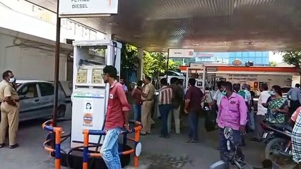 45L கொள்ளவு கொண்ட காருக்கு 47L பெட்ரோல்?  பெட்ரோல் பங்கில் வாக்குவாதம் - வீடியோ