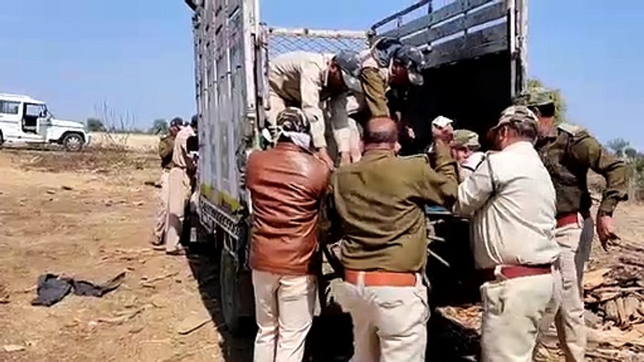 आरा मशीनों पर प्रशासन ने कसा शिकंजा, बोलाई स्थित तीन आरा मशीनों को किया सील