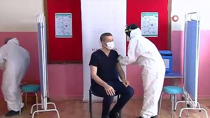İlk aşıyı Bakan Selçuk oldu; öğretmenlerin aşılama programı bugün başlıyor