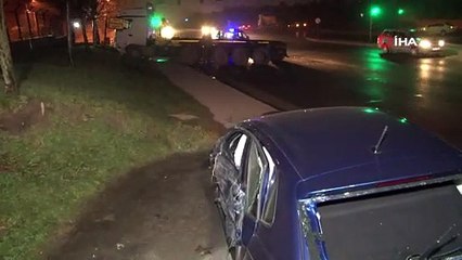 Dorsesi üst geçide çarpan hafriyat kamyonu karşı şeritten gelen araca çarptı: 2 yaralı