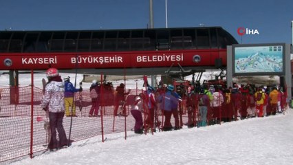 Erciyes'te kar kalınlığı 2 metreye yaklaştı pistler tatilcilerle doldu