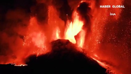 Etna Yanardağı patlamalarla geceyi aydınlattı