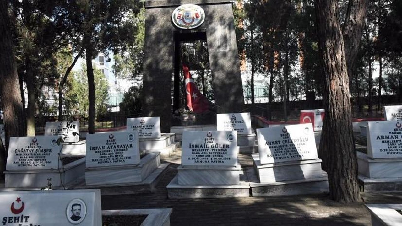 Çorlu Şehitliği’ndeki pirinç bayrak direkleri çalındı