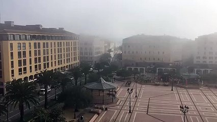 La brume recouvre la ville d'Ajaccio