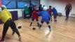 Des enfants s'entrainent au combat pendant un cours de hockey sur glace