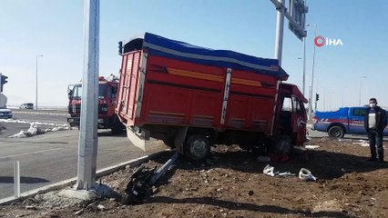 Kamyon ve otomobilin çarpıştığı kazada 3 kişi yaralandı