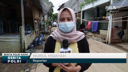 Warga Mulai Membersihkan Sisa-Sisa Banjir Dirumahnya- Cipinang Melayu