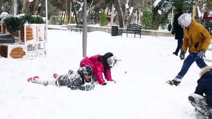 Bakü'de yoğun kar yağışı hayatı olumsuz etkiledi (2)