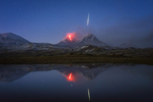 Il photographie une météorite lors d’une éruption volcanique, sans le vouloir