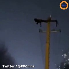 Il coupe l'électricité en faisant des abdos... sur un poteau électrique