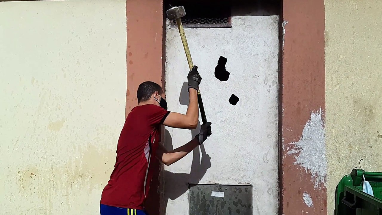 Les co-propriétaires du Parc Saint Roch à Avignon abattent le mur du local à poubelles