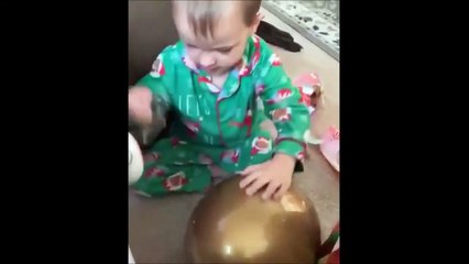 Ce petit a une méthode très efficace pour ouvrir les oeufs-surprise !