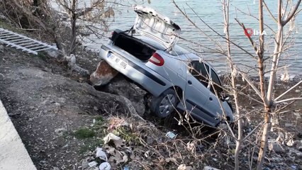 Şarampole yuvarlanan araç gölete düşmekten son anda kurtuldu