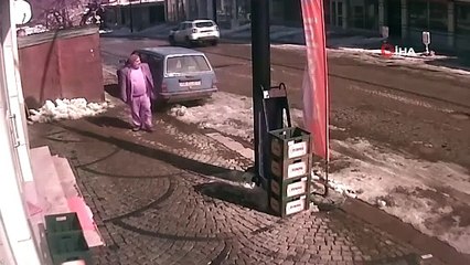 Çatıdan düşen buz kütlesinin altında kalmaktan son anda kurtuldu...O anlar kamerada