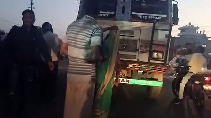 बीच सड़क पर महिला का हंगामा, ट्रक रोककर बरसाई लाठियां, बीचबचाव करने आए पति को भी पीटा