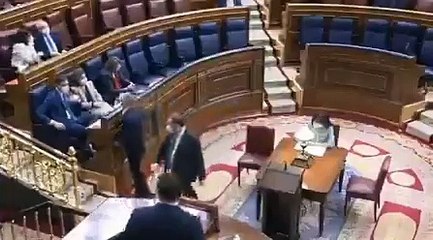 Abascal se mofa de Sánchez al imitarle y le hunde con un aviso: "¿No nos toma en serio?, le pillaremos desprevenido"