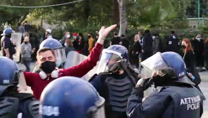 غضب شعبي في قبرص احتجاجا على الاغلاق وتداعياته الاقتصادية وفضائح فساد