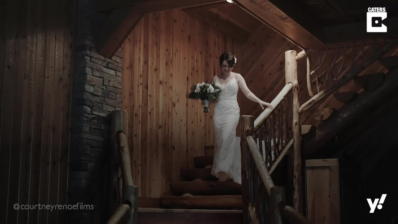 Braut zeigt Großmutter das erste Mal ihr Brautkleid