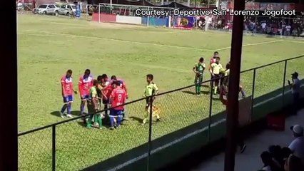 Ce joueur de foot simule d'avoir reçu un projectile d'un supporter (Guatemala)