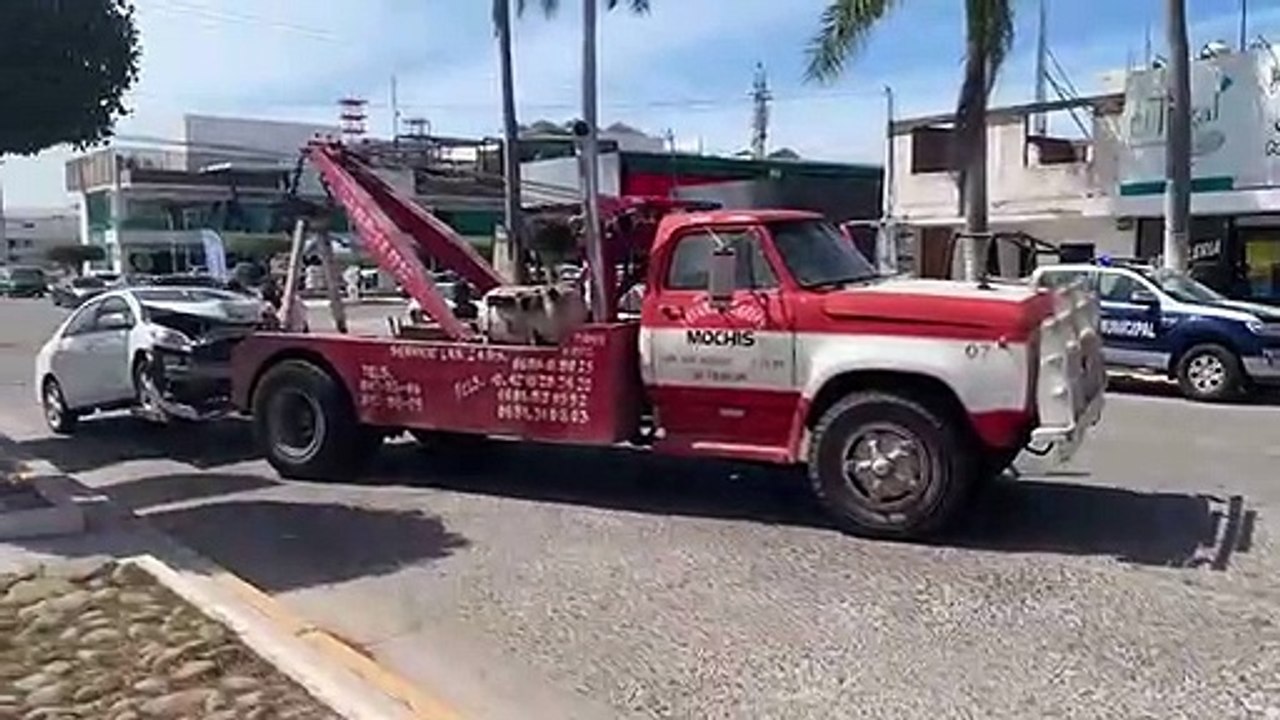 Choque entre un sedán y un camión deja cuantiosas pérdidas