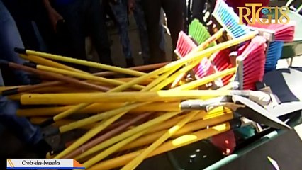 Direktè jeneral CNE a remèt yon lo ekipman netwayaj bay direktè mache Kwabosal la