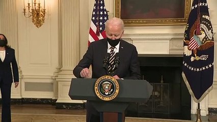 Biden ordena revisar cadenas de abastecimiento de bienes "esenciales" para EEUU