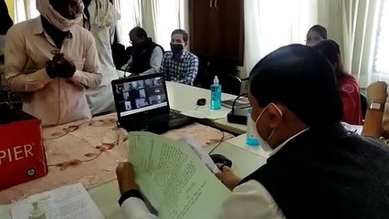 शाजापुर कलेक्टर दिनेश जैन का नवाचार दूरदराज से आए आवेदकों की समस्या के लिए अधिकारियों को जोड़ा ऑनलाइन